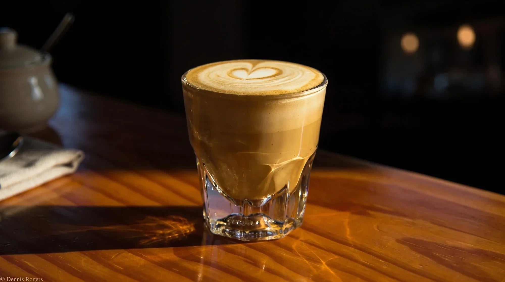 cortado masa üzerinde duruyor