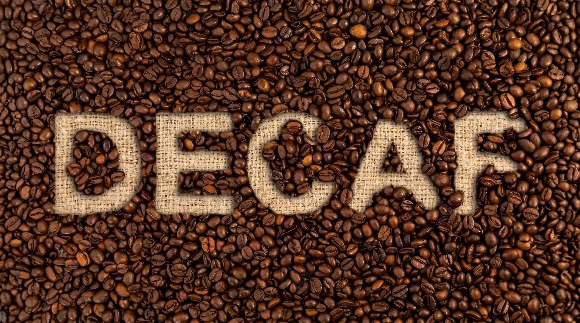 kahve-cekirdekleri-ile-decaf-yazilmis